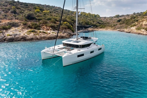 Catamaran VS Yacht